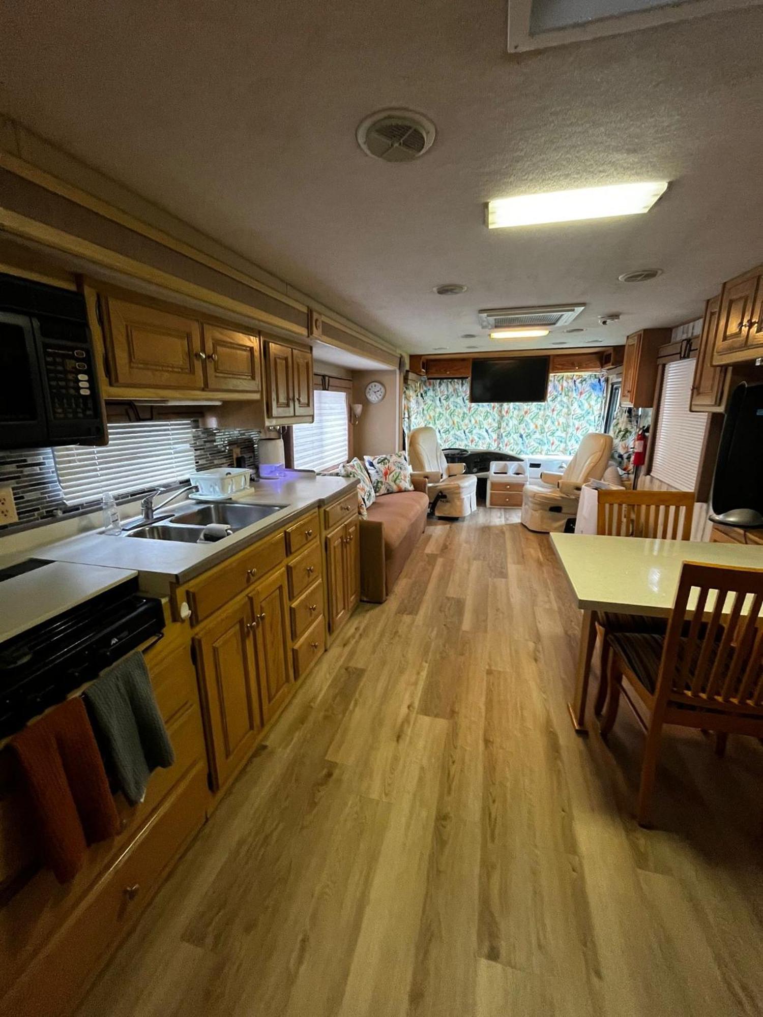 Remodeled And Comfortable Rv - Free Parking Camping *